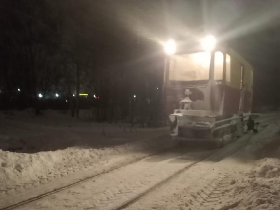 В Омске на очистку трамвайных путей от снега  выводят трактора и дутьевую технику