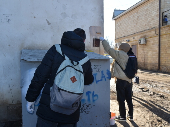  На улицах Астрахани закрасили более 450 надписей с рекламой наркотических средств