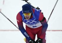 Норвежский биатлонист Тарьей Бе поддержал россиянина Эдуарда Латыпова после мужской эстафеты на Олимпийских играх в Пекине