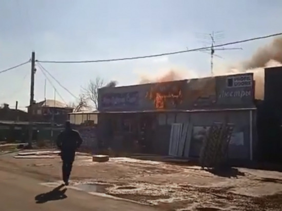 В Тихорецке произошёл пожар в магазине дверей