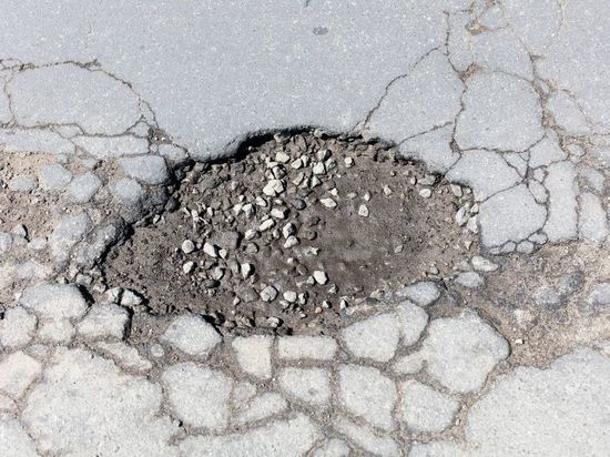 К весне на дорогах Калининграда «распустились» ямы, горожане в соцсетях требуют ремонт