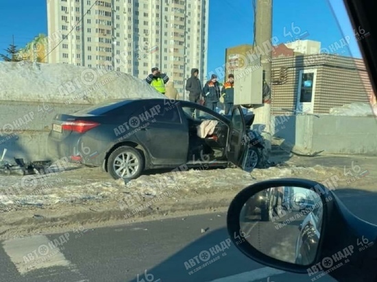 В Курске на проспекте Победы легковушка Toyota протаранила столб