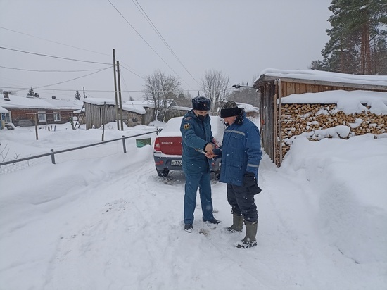 В Карелии специалисты МЧС провели профилактический подворовой обход