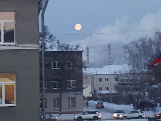 Кемеровчане заметили в небе над городом огромную луну