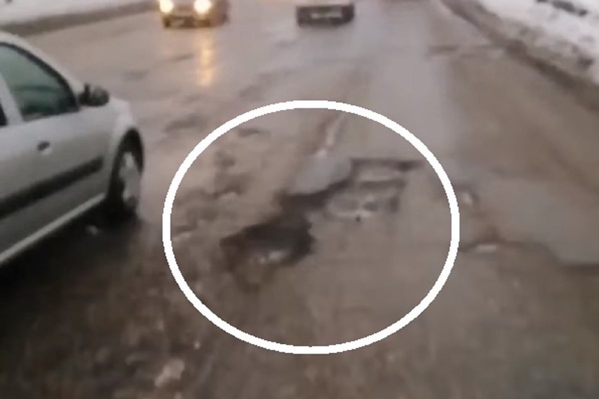 Велосипедист в потоке машин. Лихачи на дорогах. С ней ездить опасно. Статус опасно ездить. Опасно ездить сейчас.