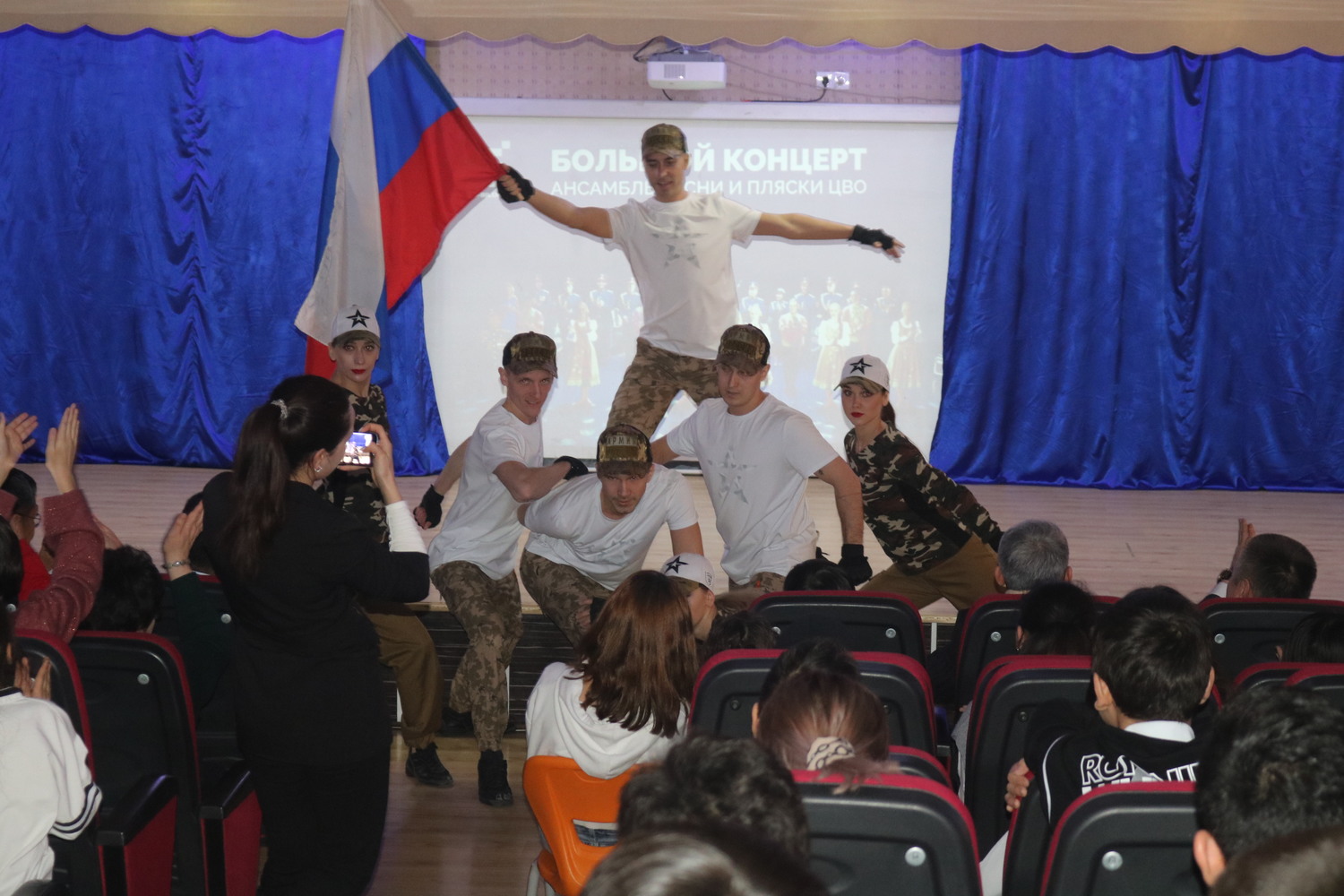 Перед школьниками Бишкека выступил Ансамбль песни и пляски ЦВО