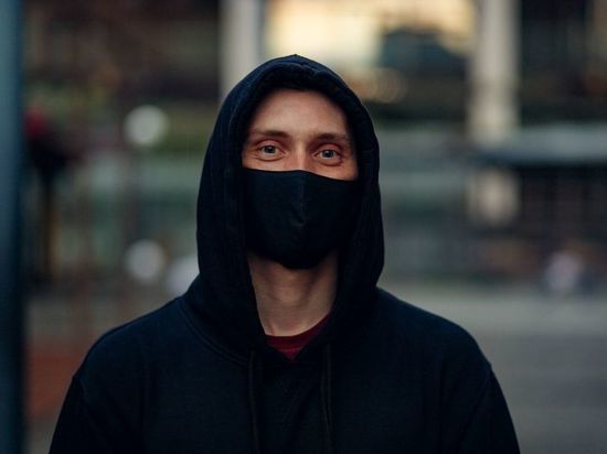 Медицинская маска не помогла калининградскому вору остаться инкогнито: его узнали полицейские
