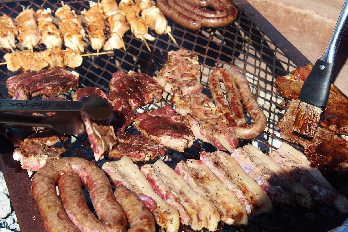 Мясные качества. Мясная продукция для гриля. Мангал мясо новый год. Польские продукты мясо. Тема мясо.