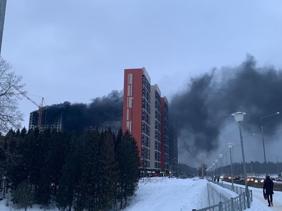 Первый этаж строящейся многоэтажки загорелся в Обнинске