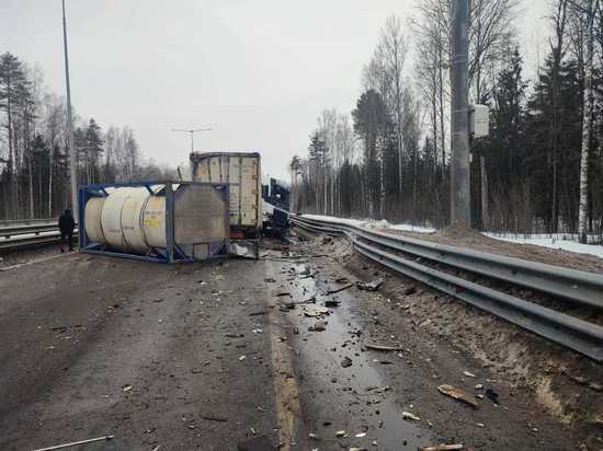 В Тверской области заснувший водитель врезался в стоящую фуру, есть пострадавший