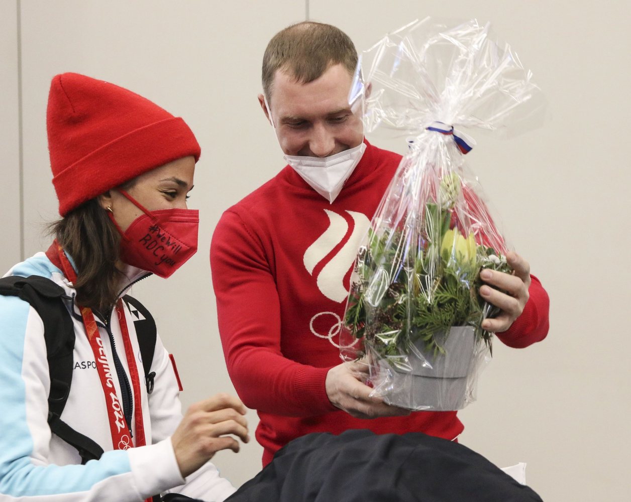 возвращение олимпийцев. встреча наших олимпийцев в шереметьево. возвращение олимпийцев из пекина. олимпийцы вернулись в москву 2022. возвращение олимпийцев из пекина.