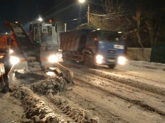 В Курске очередная рабочая ночь коммунальщиков завершилась вывозом из города 1366 тонн снега