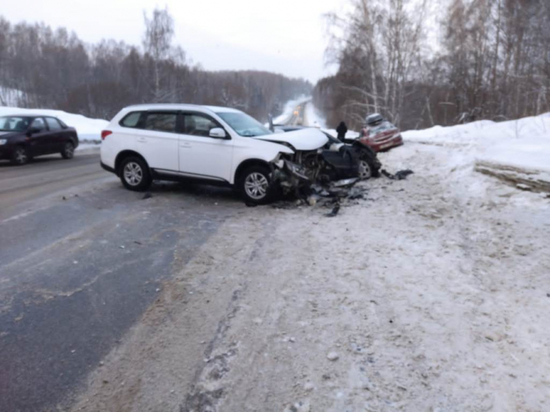 Водитель Mercedes Benz получил травмы в ДТП с 3-мя иномарками на трассе Томск-Мариинск