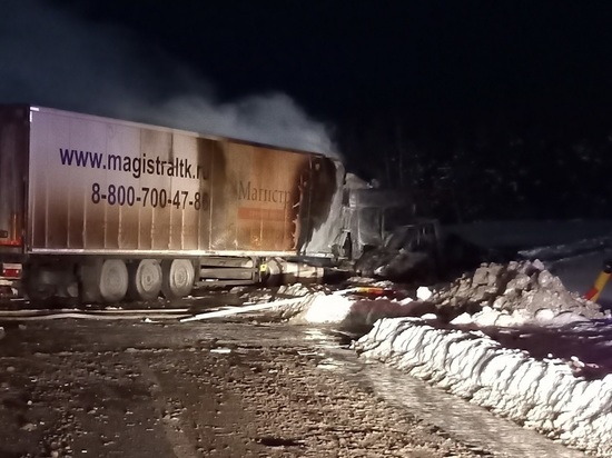 Водители грузовиков получили ожоги в ДТП на свердловской трассе