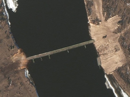 На спутниковых снимках нашли новый понтонный мост на реке Припять