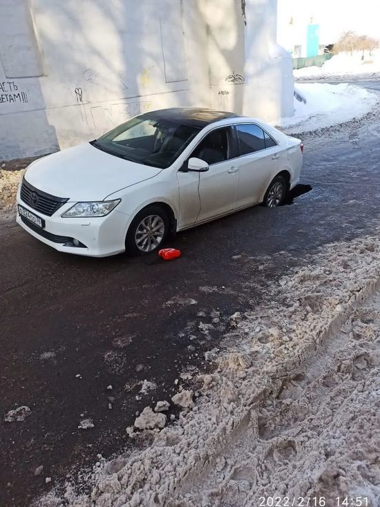 В Ярославле на Набережной провалился автомобиль