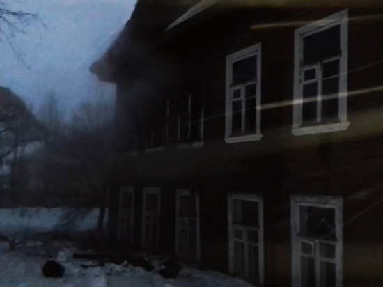 В Окуловке полыхала многоэтажка