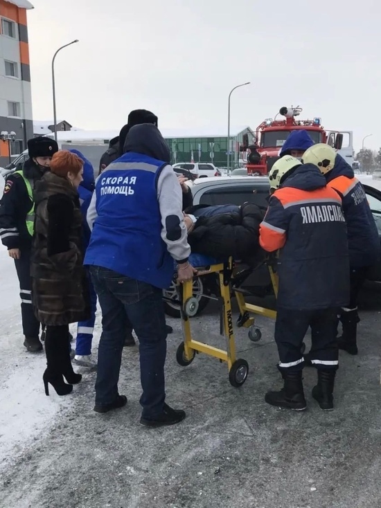 Легковушка протаранила фургон: в Ноябрьске в ДТП пострадали 2 мужчин и женщина