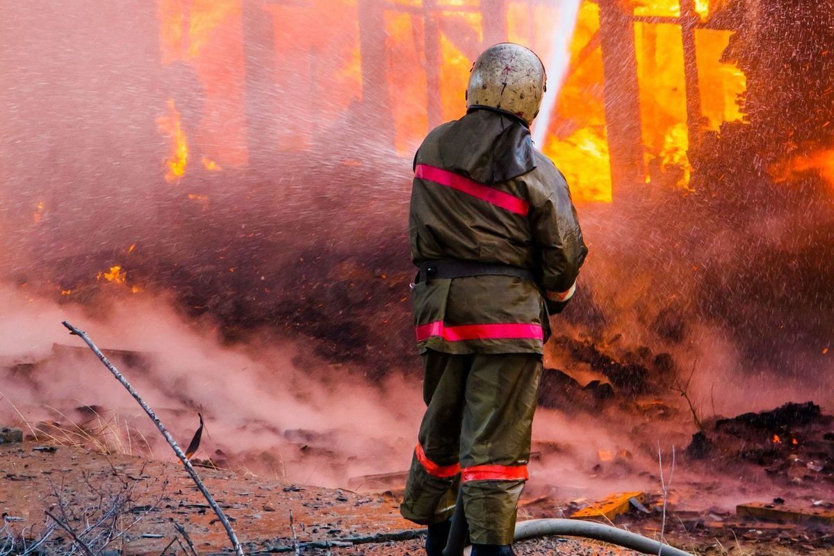 Фото как пожарники тушат дома