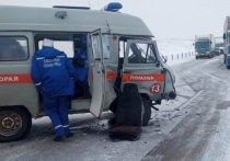 Утром 17 февраля в Зональном районе столкнулись карета скорой помощи и автомобиль Volkswagen, сообщает пресс-служба региональной ГИБДД