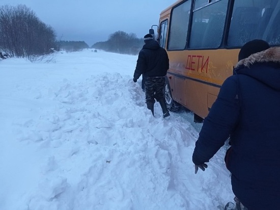 В Тверской области школьный автобус застрял в сугробе