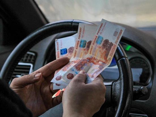 В Тверской области таксист перевозил полмиллиона рублей от пенсионера к мошенникам