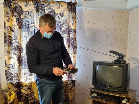 Псковский депутат помог пенсионерке настроить неработающий телевизор