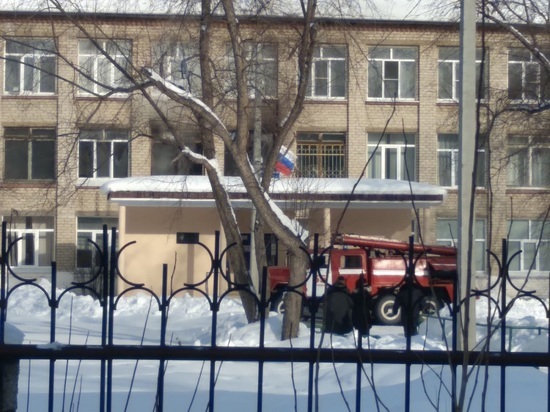 Учеников школы в Ревде, где произошли взрыв и пожар, отправили на дистант