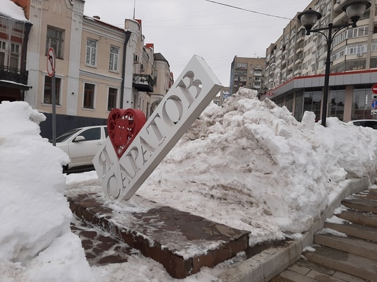 Стелу "Я люблю Саратов" очистили от снежного завала