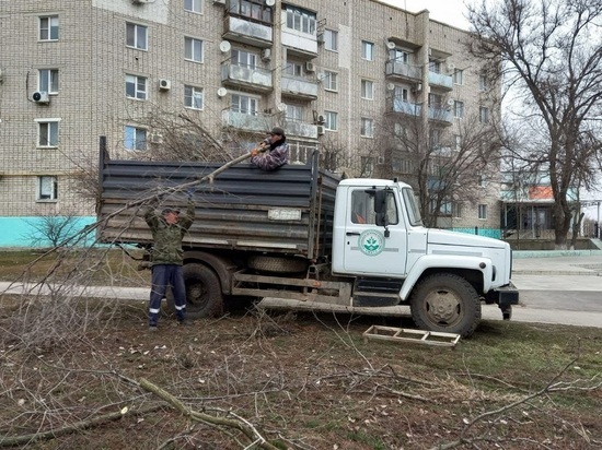 В Элисте продолжают уборку общественных территорий