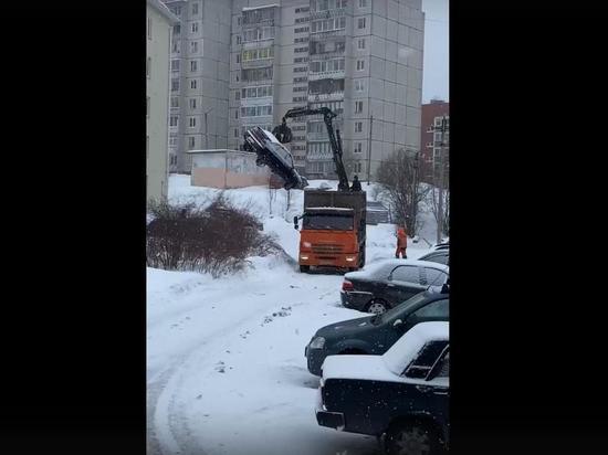 Оригинальные методы эвакуации машин используют во дворах Петрозаводска