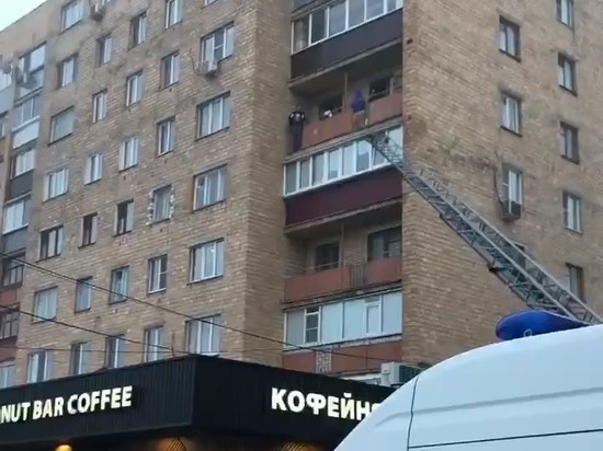 В Курске спасли мужчину, перелезшего за ограждение балкона