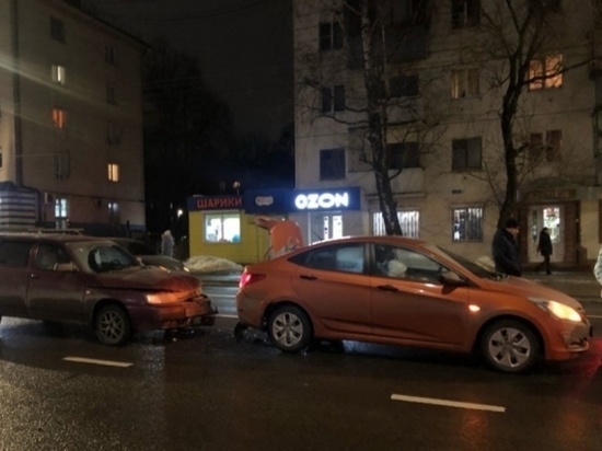 В центре Курска «Лада» догнала сзади Hyundai