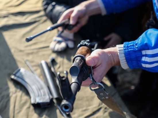 В Волгограде в багажнике иномарки обнаружили автомат Калашникова и ножи