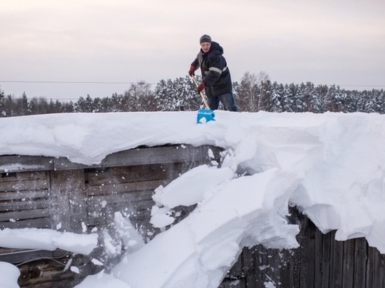 Из-за обильного снега в городе Карелии происходит обрушение хозяйственных построек