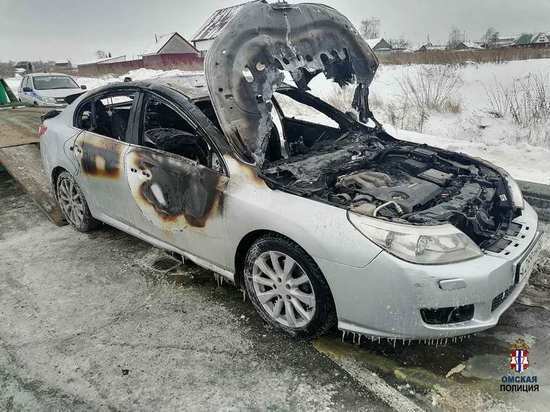 Два омича сожгли угнанный автомобиль из-за отсутствия денег на бензин