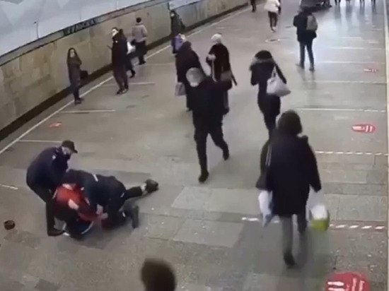 В московском метро двое мужчин избили полицейских