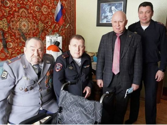 Министр МВД Башкирии передал ветерану ГАИ инвалидную коляску