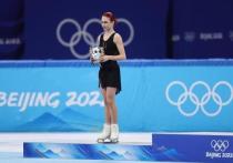 Фигуристка Александра Трусова после награждения на зимней Олимпиаде в Пекине сняла серебряную награду и вышла в микст-зону к журналистам без медали