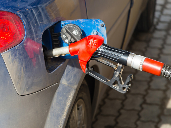 Эксперты объяснили причины ускоренного роста цены топлива на автозаправках