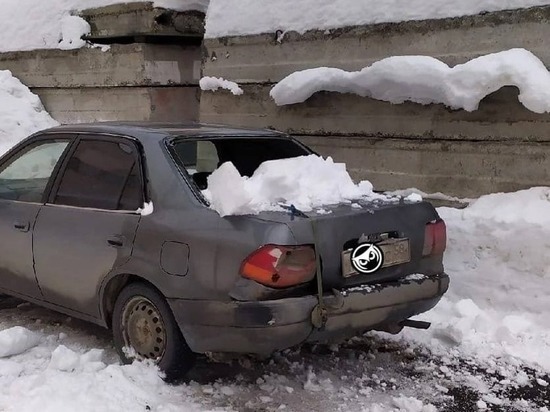 В Пензе глыба льда изуродовала авто