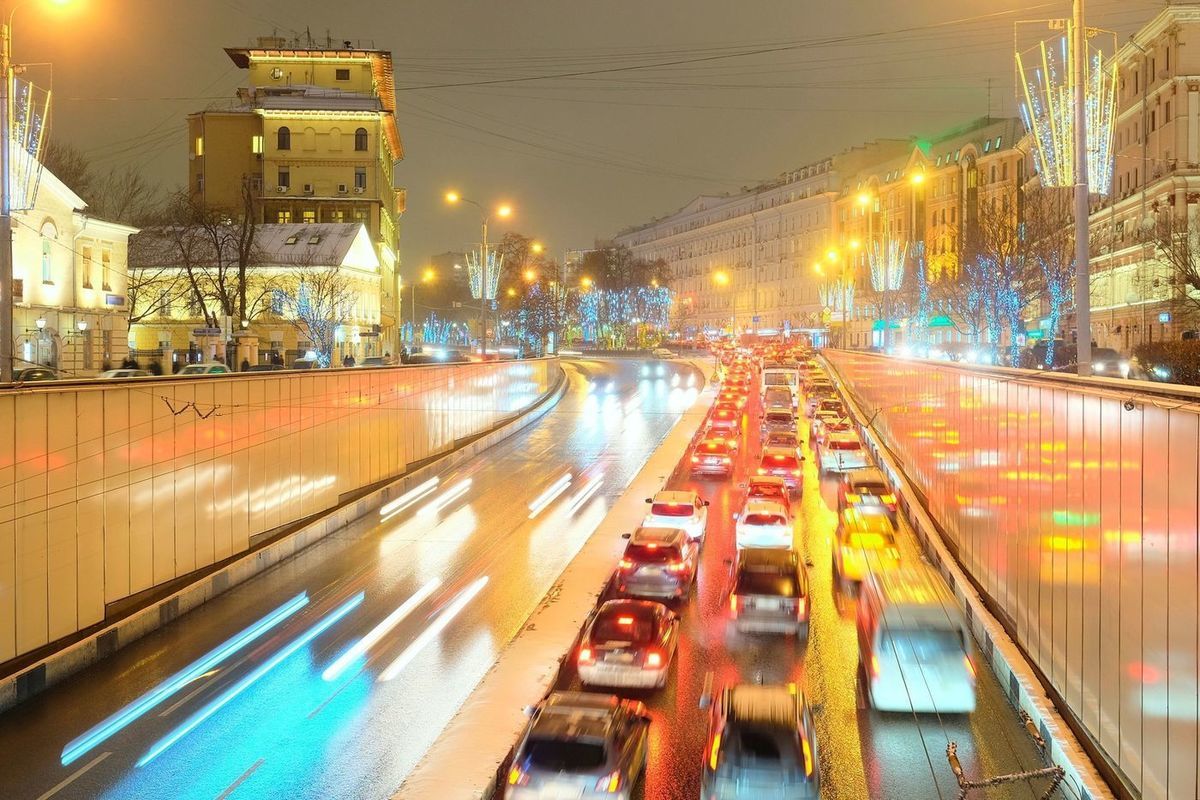 Спб встанешь. Питер пробки вечером. Фотосессия на дороге в городе. Питер улица Думская вечером. Пробка в городе фото.