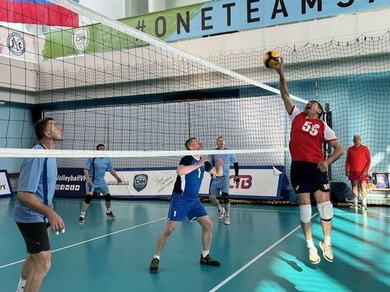 В Южно-Сахалинске прошел волейбольный турнир «Кому за 50»