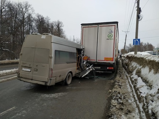 В Чебоксарах 18 февраля пассажирка маршрутки пострадала в аварии с грузовиком