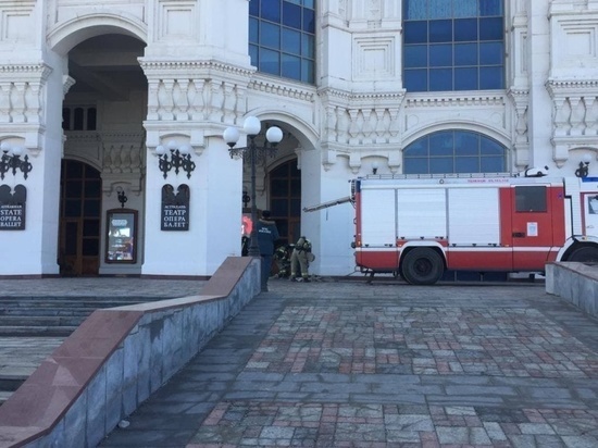 В Астрахани загорелся Театр оперы и балета