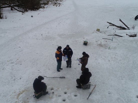 Курские спасатели проверили толщину льда на реке Сейм