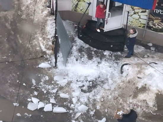 В центре Рязани с крыши магазина упал кусок льда