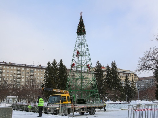 Города Сибири снимают новогоднюю атрибутику