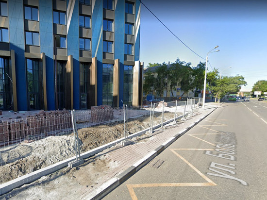 Неизвестный атаковал салон красоты на Большакова в Екатеринбурге