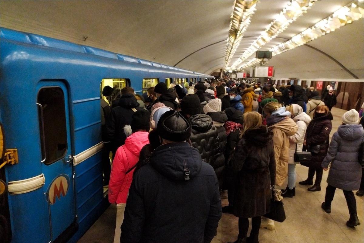 Как работает метро 6 7 января. Метро. Толкучка в метро. Давка в метро Новосибирск. Новосибирское метро.